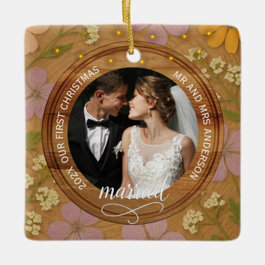 Rustic Wood Grain Floral  First Christmas married Keramisch Ornament (Voorkant)