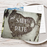 Rustic Wood Heart Photo Save the Date Aankondigingskaart<br><div class="desc">Gefeliciteerd met je verloving! Save the Date aankondigingen zijn de eerste grote stap in het huwelijksplanningsproces! Dit ontwerp heeft een rustieke uitstraling met een gegraveerd hart op een boom met uw monogram, sla het datum briefkaart op met een grote foto op de achterkant van de kaart. Het lettertype kan een...</div>