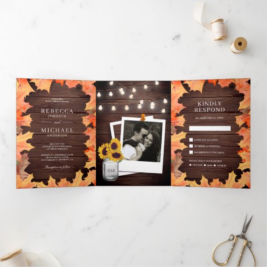 Rustic Wood Herfst herfst Maple Leaves Photo Weddi Drieluik Uitnodiging (Binnen)