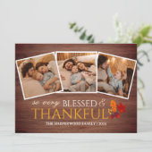 Rustic Wood Herfst Thanksgiving familie Drie foto Feestdagenkaart (Staand voorkant)