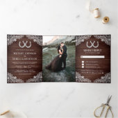 Rustic Wood Hoefijzers Lace Wedding Foto Drieluik Uitnodiging (Binnen)