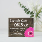 Rustic Wood Hot Pink Daisy Save the Date Briefkaar Aankondigingskaart (Staand voorkant)