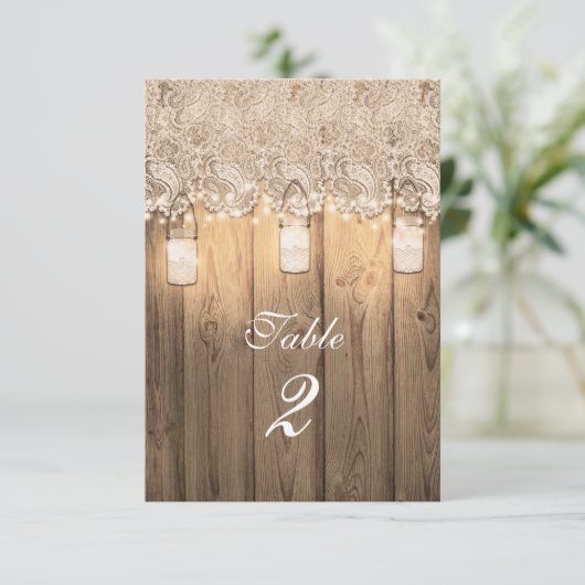 Rustic Wood Lace & Lighted Mason Jar Table Number Kaart (Staand voorkant)