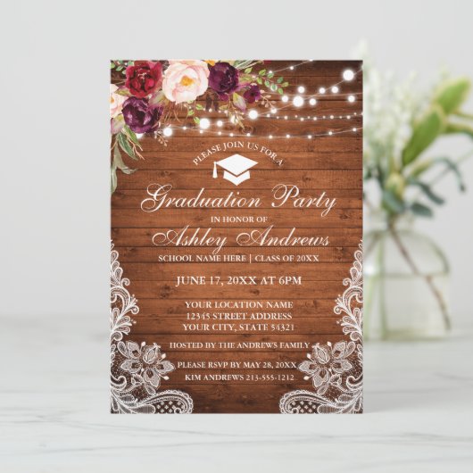 Rustic Wood Licht Lace Burgundy Afstuderen Invite Kaart (Staand voorkant)