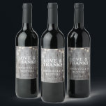 Rustic Wood Lichten Dank je huwelijk Wijn Etiket<br><div class="desc">Het Robuuste boerderijhuwelijk heeft donker hout met licht dat neervalt. Geweldig voor trouwreceptie of bedankt voor je gast voor het vieren van je droomdag.</div>