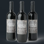 Rustic Wood Lichten Dank je huwelijk Wijn Etiket<br><div class="desc">Het Robuuste boerderijhuwelijk heeft donker hout met licht dat neervalt. Geweldig voor trouwreceptie of bedankt voor je gast voor het vieren van je droomdag.</div>