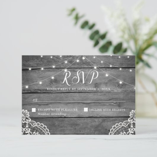 Rustic Wood Lights Lace Wedding RSVP Kaartje (Staand voorkant)