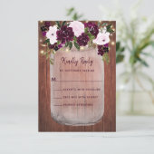 Rustic Wood Mason Jar Plum Floral Wedding RSVP Kaartje (Staand voorkant)