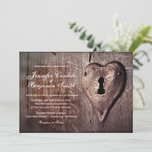 Rustic Wood Metal Heart Lock Wedding Invitting Kaart (Staand voorkant)