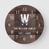 Rustic Wood Monogrammed Familienaam Ronde Klok (Voorkant)
