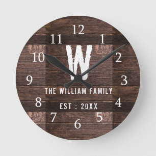 Rustic Wood Monogrammed Familienaam Ronde Klok