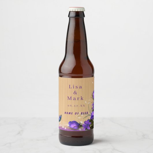 Rustic Wood Paars Floral Butterfly Wedding Bier Etiket (Voorkant)