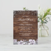 Rustic Wood Paars Floral Vrijgezellenfeest Invite Kaart (Staand voorkant)