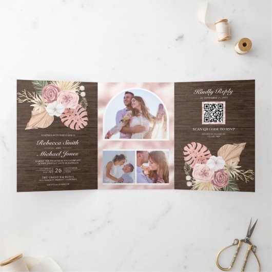 Rustic Wood Palm Dusty Roses QR Code Weddenschap Drieluik Uitnodiging (Binnen)