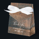 Rustic Wood Photo Wedding Bedankdoosjes<br><div class="desc">Dit ontwerp bevat een rustige houten achtergrond met de foto van uw persoonlijke koppel. De roestbruine houten achtergrond wordt aangevuld door de witte tekst en uw persoonlijke foto die wordt weergegeven als bevestigd op de houten achtergrond met roestachtige verharde bouten. De bruine tinten van de creëer van de houtkorrel, een...</div>