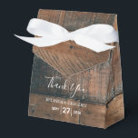 Rustic Wood Photo Wedding Bedankdoosjes<br><div class="desc">Dit ontwerp bevat een rustige houten achtergrond met de foto van uw persoonlijke koppel. De roestbruine houten achtergrond wordt aangevuld door de witte tekst en uw persoonlijke foto die wordt weergegeven als bevestigd op de houten achtergrond met roestachtige verharde bouten. De bruine tinten van de creëer van de houtkorrel, een...</div>