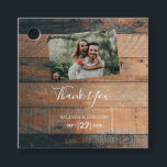 Rustic Wood Photo Wedding Gift Bedankjes Labels<br><div class="desc">Dit ontwerp bevat een rustige houten achtergrond met de foto van uw persoonlijke koppel. De roestbruine houten achtergrond wordt aangevuld door de witte tekst en uw persoonlijke foto die wordt weergegeven als bevestigd op de houten achtergrond met roestachtige verharde bouten. De bruine tinten van de creëer van de houtkorrel, een...</div>