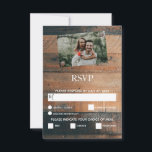 Rustic Wood Photo Wedding RSVP-kaarten RSVP Kaartje<br><div class="desc">Dit ontwerp bevat een rustige houten achtergrond met de foto van uw persoonlijke koppel. De roestbruine houten achtergrond wordt aangevuld door de witte tekst en uw persoonlijke foto die wordt weergegeven als bevestigd op de houten achtergrond met roestachtige verharde bouten. De bruine tinten van de creëer van de houtkorrel, een...</div>