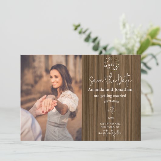 Rustic Wood Photo Wedding Save the Date Kaart (Staand voorkant)