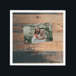 Rustic Wood Photo Wedding Servet<br><div class="desc">Dit ontwerp bevat een rustige houten achtergrond met de foto van uw persoonlijke koppel. De roestbruine houten achtergrond wordt aangevuld door de witte tekst en uw persoonlijke foto die wordt weergegeven als bevestigd op de houten achtergrond met roestachtige verharde bouten. De bruine tinten van de creëer van de houtkorrel, een...</div>