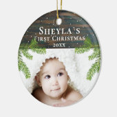 Rustic Wood Pine Baby's eerste kerstfoto Keramisch Ornament (Links)