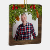 Rustic Wood Pine Boughs Memorial Foto met Kerstmis Keramisch Ornament (Rechts)