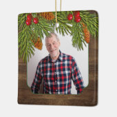 Rustic Wood Pine Boughs Memorial Foto met Kerstmis Keramisch Ornament (Links)