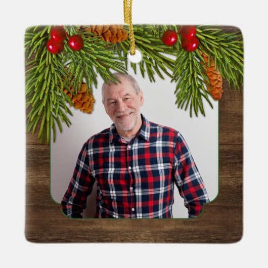 Rustic Wood Pine Boughs Memorial Foto met Kerstmis Keramisch Ornament (Voorkant)
