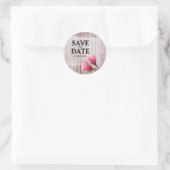 Rustic Wood Pink Rosebud Wedding Save the Date Ronde Sticker (Tas)