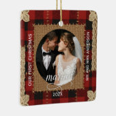 Rustic Wood Plank Plaid First Christmas Married  Keramisch Ornament (Rechts)