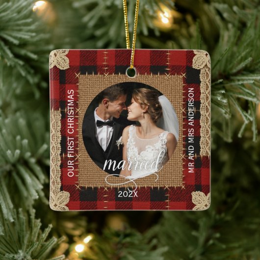 Rustic Wood Plank Plaid First Christmas Married Keramisch Ornament (Boom)
