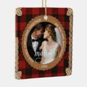 Rustic Wood Plank Plaid First Christmas Married Keramisch Ornament (Rechts)
