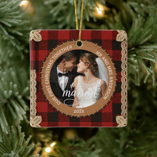 Rustic Wood Plank Plaid First Christmas Married Keramisch Ornament (Boom)