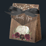 Rustic Wood Pumpkin Wedding Vrijgezellenfeest Bedankdoosjes<br><div class="desc">Zeg bedankt met deze mooie doos voor de gunst. Dit ontwerp is voorzien van een prachtige bruine bouquet met een roestachtige pompoen en een houten achtergrond. Verander eenvoudig de namen en de datum! Bekijk het hele collectie voor meer overeenkomende objecten!</div>