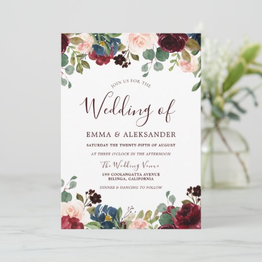 Rustic Wood Red Burgundy Floral Wedding Invite Kaart (Staand voorkant)