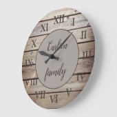 Rustic Wood Roman Numerals Familienaam Aangepast Grote Klok (Hoek)