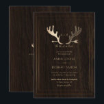 Rustic Wood Roos Gold Antlers Arrow Wedding Kaart<br><div class="desc">Nodig vrienden en familie uit voor uw elegante landelijke bruiloft met de unieke Rustieke Houten Roos Gouden Antlers Pijl bruiloft uitnodigingen. Dit warme ontwerp, vooral ideaal voor een herfst- of winterbruiloft, heeft een bedrukte donkerhouten achtergrond met een rijke korrel. Ook een chique illustratie van gewei in roos gouden textuur met...</div>