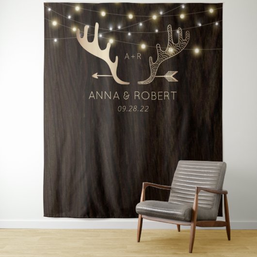 Rustic Wood Roos Gold Antlers Arrow Wedding Wandkleed (In situ)