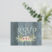 Rustic Wood Roze en Green Floral RSVP Uitnodiging Briefkaart (Staand voorkant)