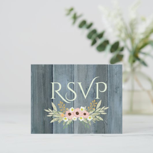 Rustic Wood Roze en Green Floral RSVP Uitnodiging Briefkaart (Staand voorkant)