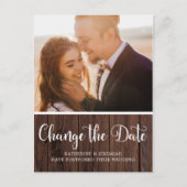 Rustic Wood Script Huwelijk Uitstel Briefkaart (Voorkant)