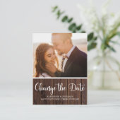 Rustic Wood Script Huwelijk Uitstel Briefkaart (Staand voorkant)