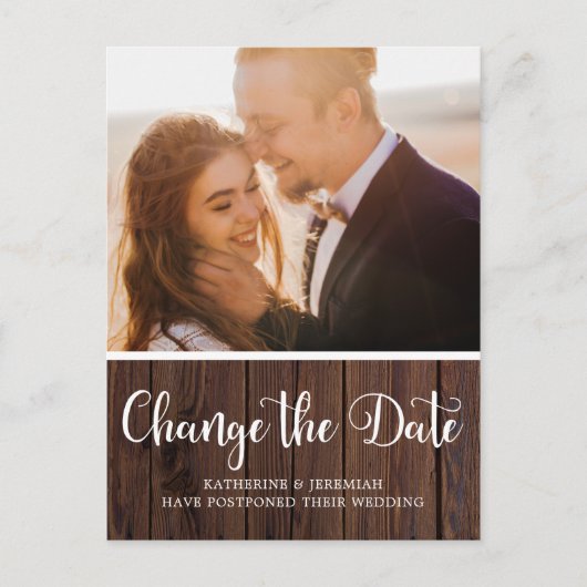 Rustic Wood Script Huwelijk Uitstel Briefkaart (Voorkant)