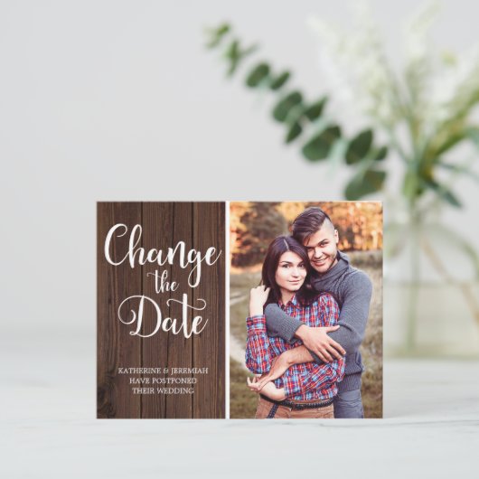Rustic Wood Script Wedding Verander de datum Briefkaart (Staand voorkant)
