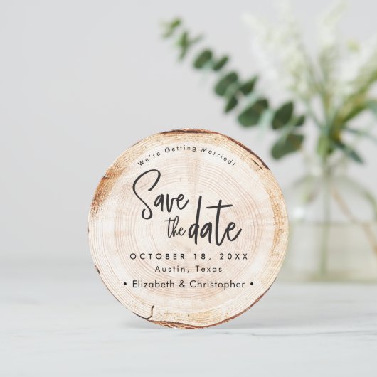 Rustic Wood Slice bruiloft Save the Date Kaart (Staand voorkant)