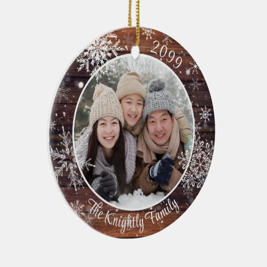 Rustic Wood Snowflake Foto gepersonaliseerd Keramisch Ornament (Rechts)