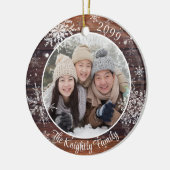 Rustic Wood Snowflake Foto gepersonaliseerd Keramisch Ornament (Links)