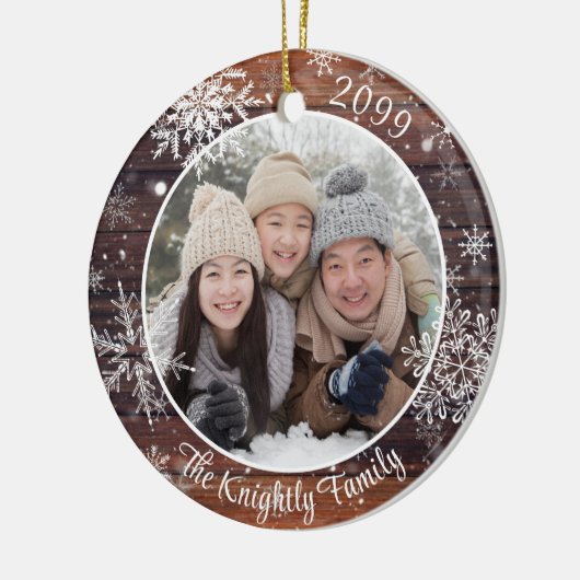Rustic Wood Snowflake Foto gepersonaliseerd Keramisch Ornament (Links)