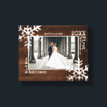 Rustic Wood Snowflake Pas getrouwd kerstfoto Canvas Afdruk<br><div class="desc">Pas dit canvas aan met een trouwfoto of een foto van u en uw nieuwe man of vrouw die samen van het leven genieten. Ideaal voor het newlyweds met dit canvas beschikt over noodlijdende sneeuwvlokken en lettertypen voor schrijfmachines.</div>