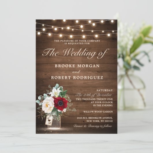 Rustic Wood String Lights Burgundy Floral Wedding Kaart (Staand voorkant)